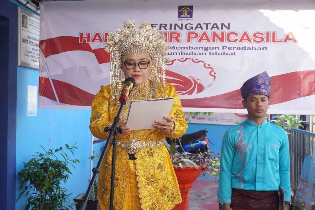 Berbusana Adat Putri Melayu Ispaisah Pimpin Upacara Hari Lahir