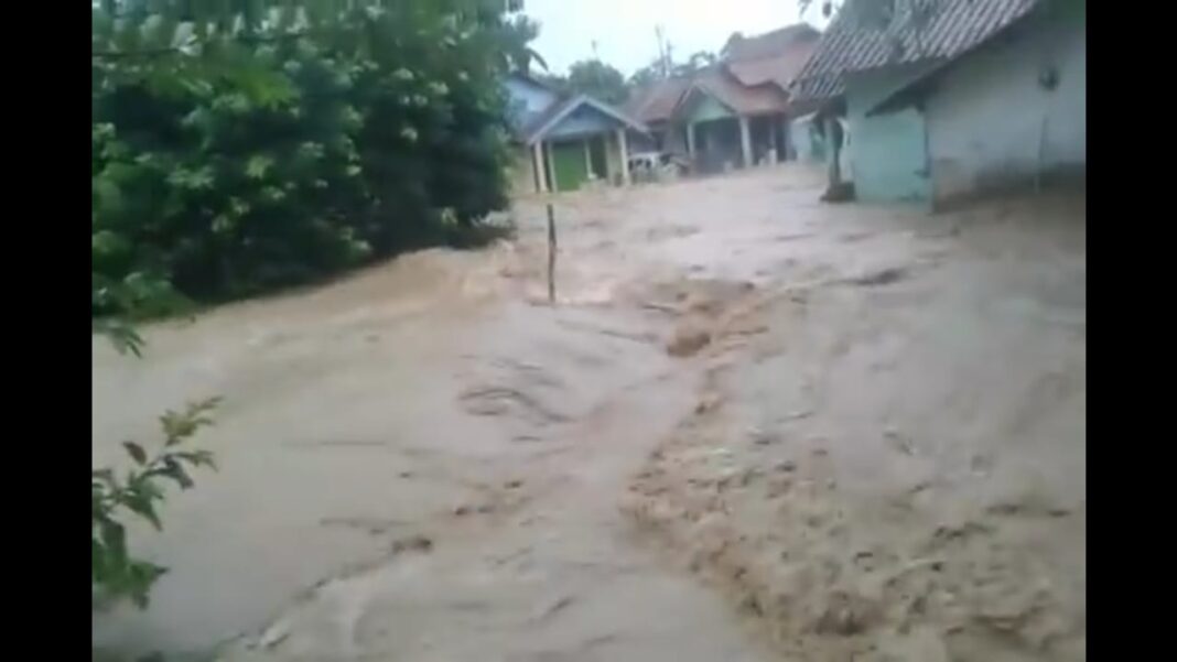 Banjir Merendam Pemukiman Kampung Peteuy Jasinga Kabupaten Bogor Mandala Pos