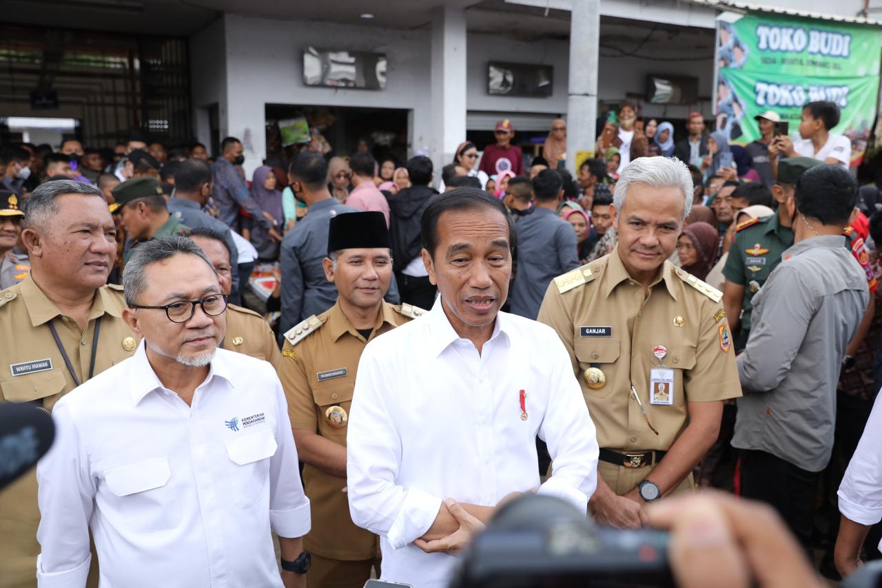 Presiden Jokowi Bersama Ganjar Kunjungi Sejumlah Pasar Tradisional Di ...