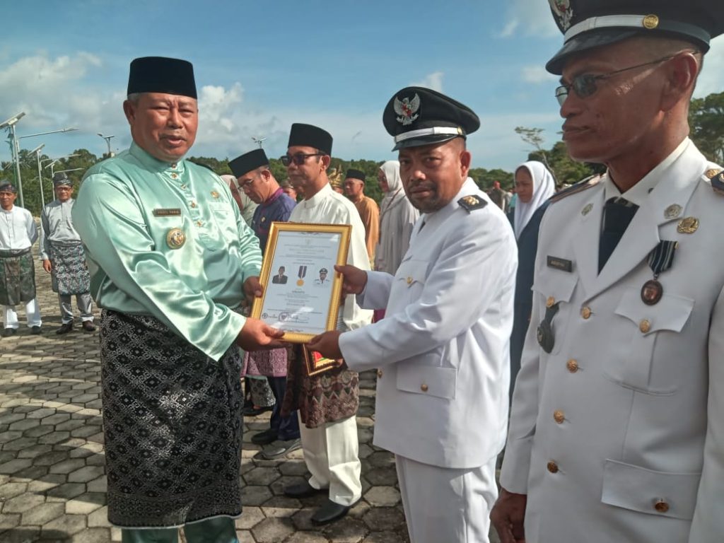 Mantap Desa Tarempa Selatan Terima Penghargaan Sebagai Desa Mandiri